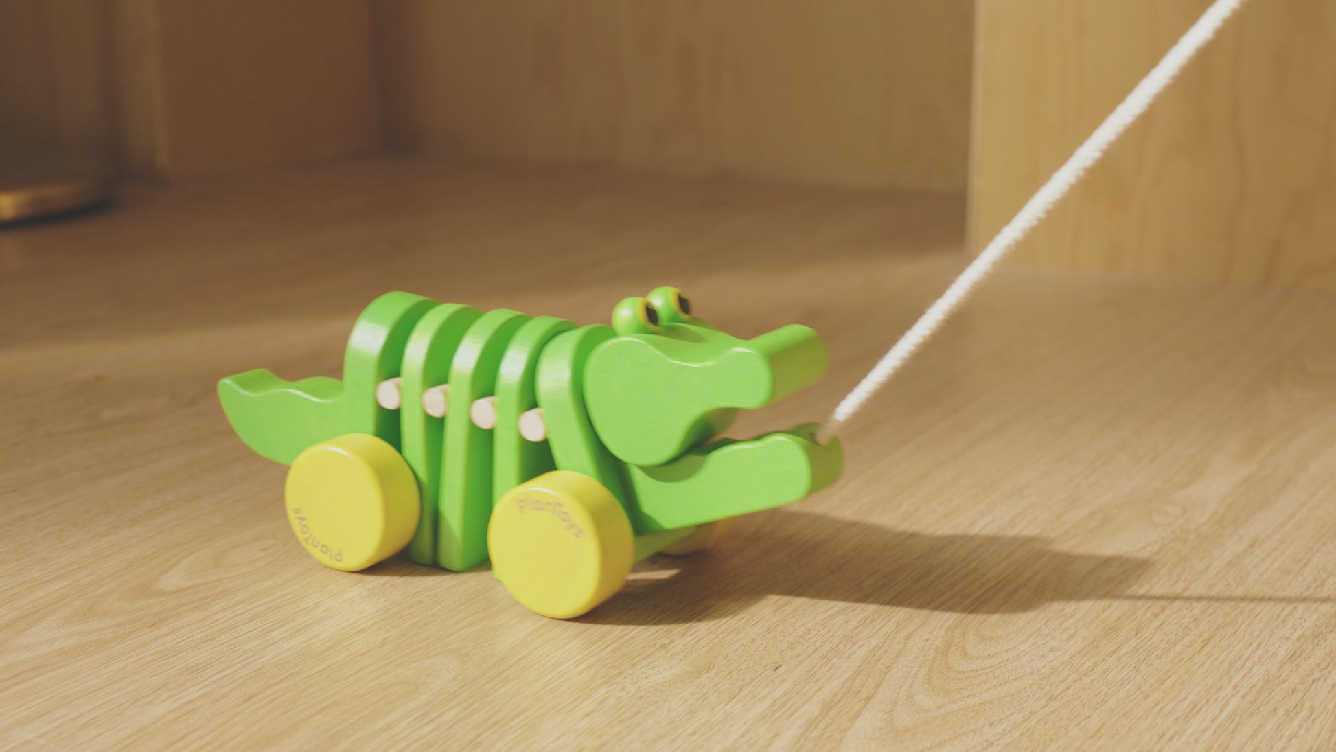 wooden-toy-alligator