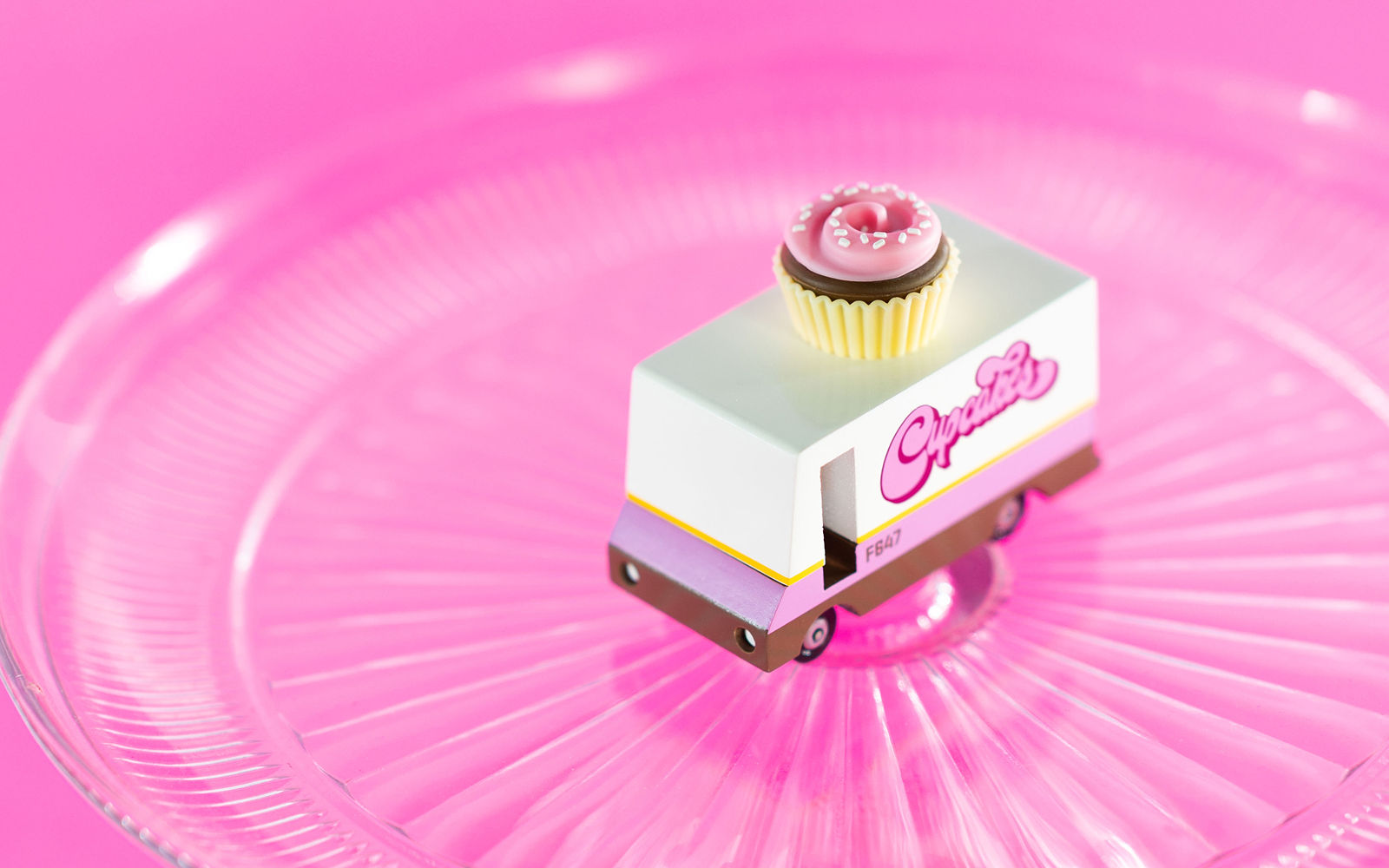 wooden-toy-car-cupcake