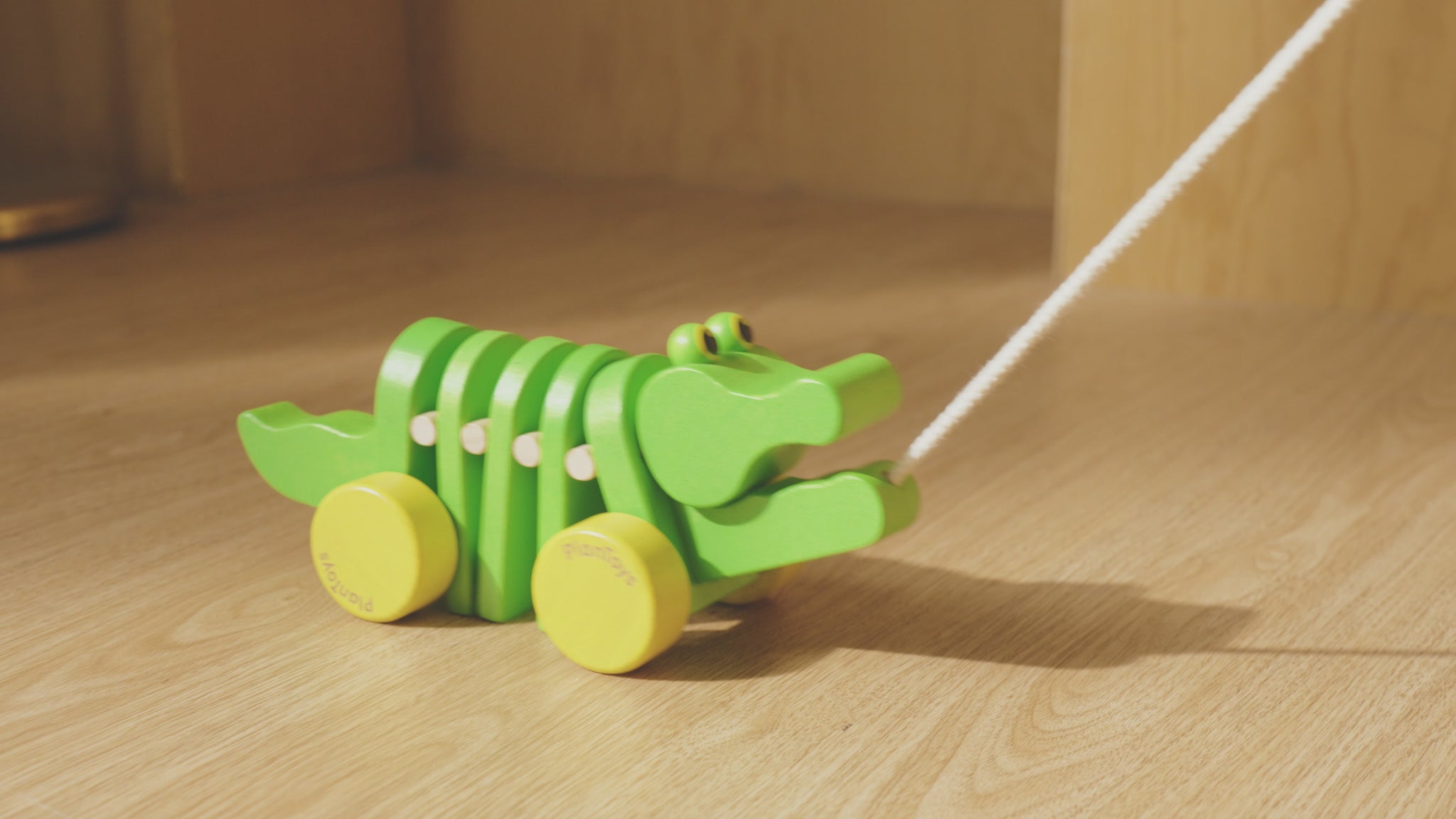 wooden-toy-alligator